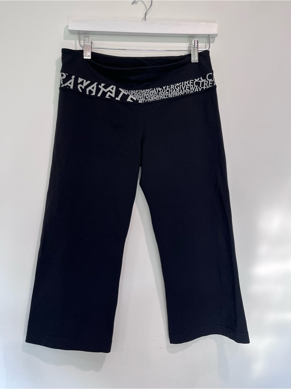lululemon athletica Groove Crop Black Capri Roll Down Waist Size 8 Y2K Manifesto